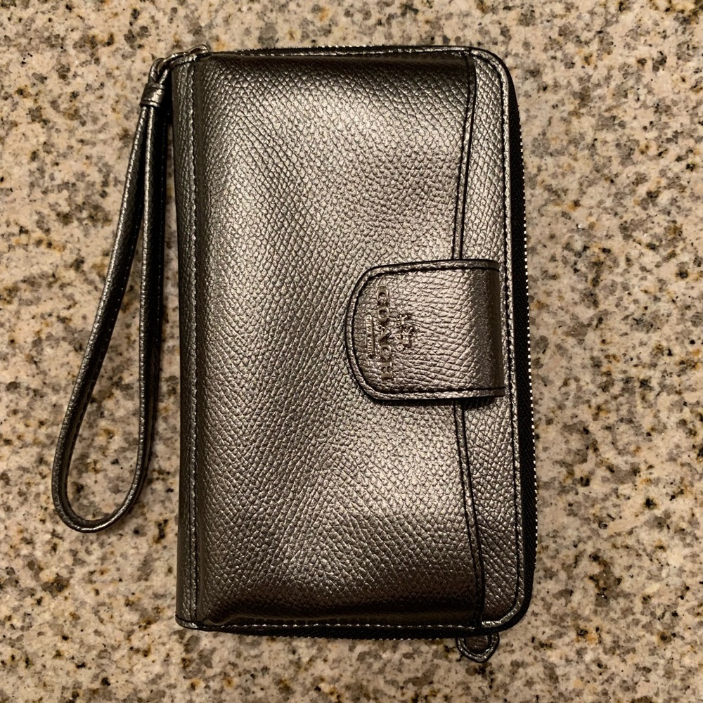 💥SOLD💥 Authentic Coach IPhone Wallet